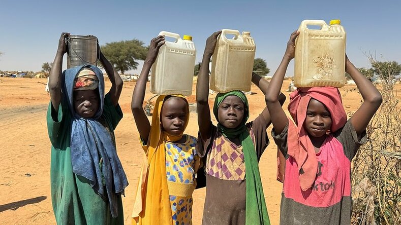 Februar 2024: Diese Kinder mussten aus ihrer Heimat Sudan in den angrenzenden Tschad fliehen. Im Camp gibt es wenig Wasser – an einem von UNICEF errichteten Bohrloch konnten sie zumindest die Kanister füllen. | © UNICEF/ UN0658495/Mukut