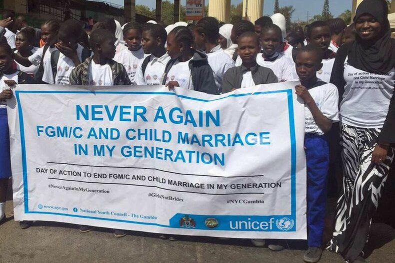 "Nie wieder Genitalverstümmelung und Kinderheirat in meiner Generation" – mit dieser klaren Botschaft demonstrieren gambische Jugendliche für ihr Recht auf Gesundheit und körperliche Unversehrtheit. | © UNICEF/ © The Gambia National Youth Council