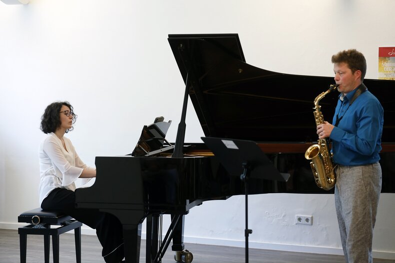 Die Musiklehrkräfte Elvira Streva und Moritz Thiele begeisterten mit Aria für Klavier und Saxophon (Eugene Bozza).  | © Foto: Bernd Georg