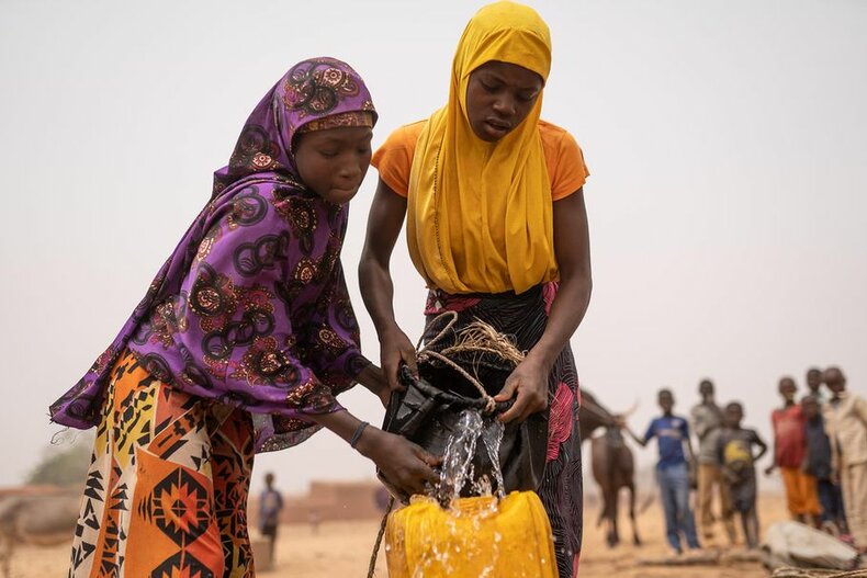 Jamila (13, links) und Roukaya (15) in Niger verbringen mehrere Stunden täglich mit Wasserholen. In ihrem Alter leisten Mädchen rund doppelt so viel unbezahlte Arbeit im Haushalt wie Jungen. | © UNICEF/UNI329722/Haro