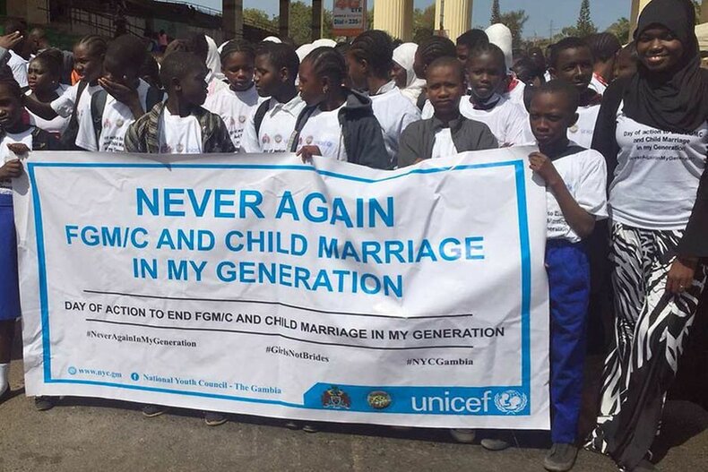 "Nie wieder Genitalverstümmelung und Kinderheirat in meiner Generation" – mit dieser klaren Botschaft demonstrieren gambische Jugendliche für ihr Recht auf Gesundheit und körperliche Unversehrtheit. | © UNICEF/ © The Gambia National Youth Council "Nie wieder Genitalverstümmelung und Kinderheirat in meiner Generation" – mit dieser klaren Botschaft demonstrieren gambische Jugendliche für ihr Recht auf Gesundheit und körperliche Unversehrtheit. | © UNICEF/ © The Gambia National Youth Council